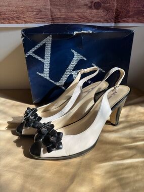 Anne Klein Eccense Cream and Black Slingback Heels Floral Accent Peep Toe Sz 9M